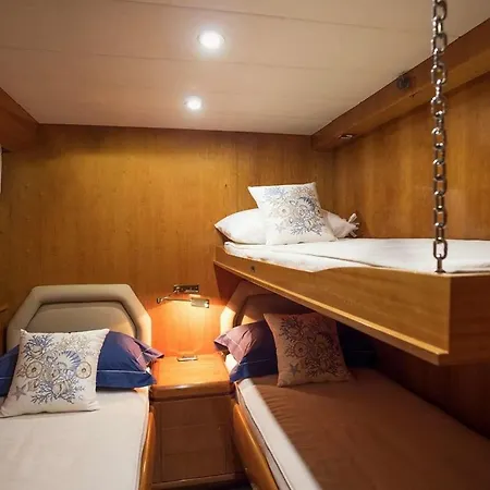 Ботель Mlc Yachts *