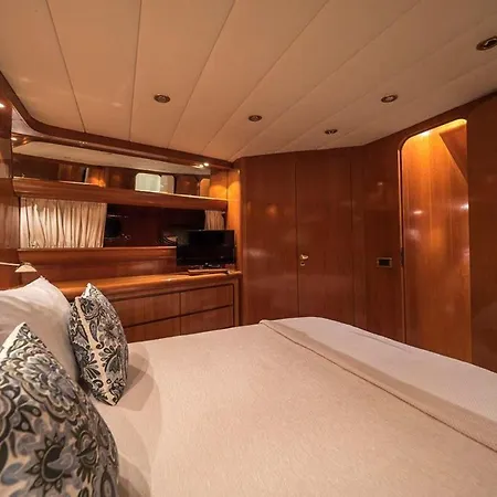 Mlc Yachts Hotel en barco Tourlos